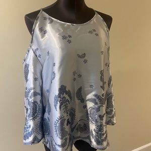 Haute Apparel cold shoulder woman top size XL